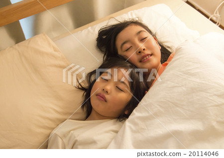 Young sister going into bed Young sister going into bed 20114046