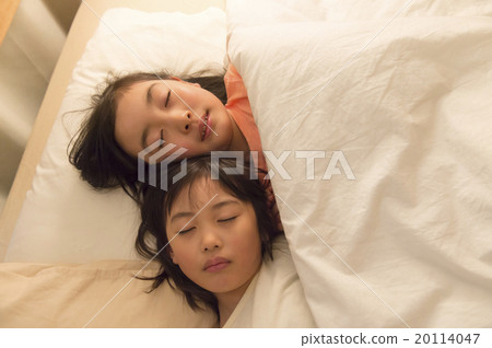 Young sister going into bed Young sister going into bed 20114047