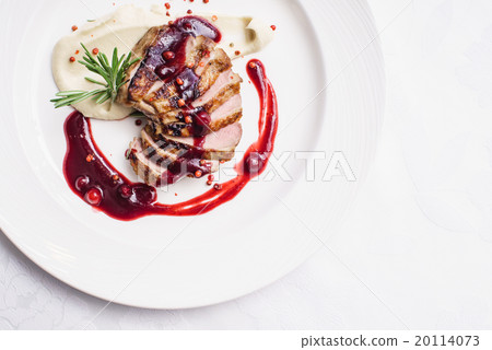 duck breast with sauce 20114073