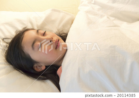Young girl in bed 20114385