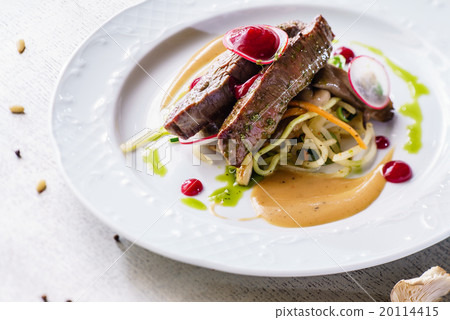 steak with vegetables 20114415