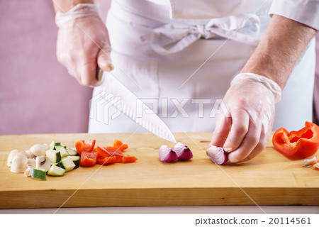 chef cutting vegetables 20114561