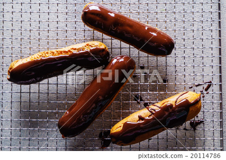 chocolate eclair 20114786