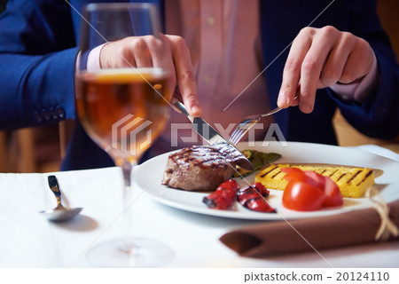 business man eating tasty beef stak business man eating tasty beef stak 20124110