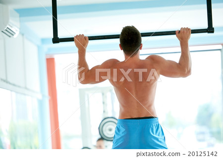 handsome young mand working out in gym 20125142