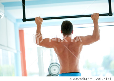 handsome young mand working out in gym 20125151