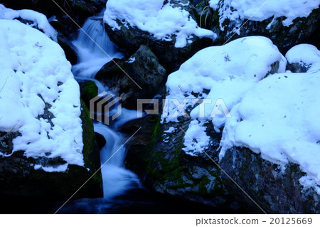 Yoshino River headwaters of snow (Kawakami Village, Yoshino County, Nara Prefecture) Yoshino River headwaters of snow (Kawakami Village, Yoshino County, Nara Prefecture) 20125669