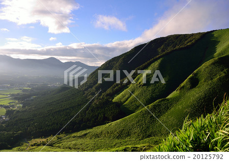 清晨在阿蘇環山 20125792
