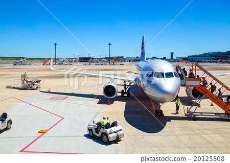 [Narita Airport]-Passenger aircraft-Scene of boarding 20125808