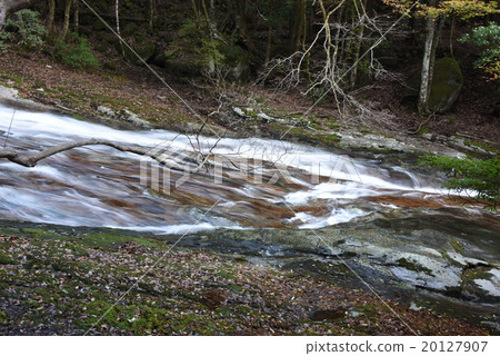 深秋滑谷 20127907