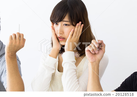 A woman who does not like cigarettes 20128518