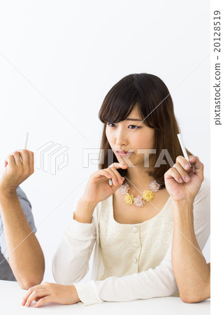 A woman who does not like cigarettes 20128519