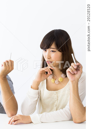 A woman who does not like cigarettes 20128520