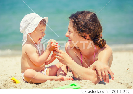Mother with little daughter on the beach 20131202