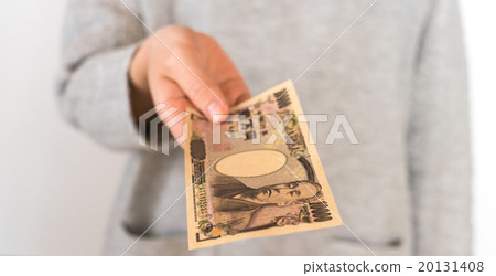 A woman offering a 10,000 yen note 20131408
