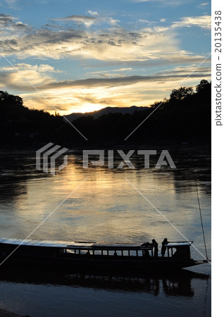 湄公河的夕陽輝光 湄公河的夕陽輝光 20135438