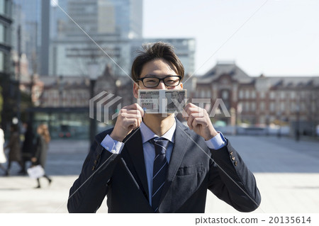 Businessman who takes the bundle Economic finance bonus bubble image 20135614