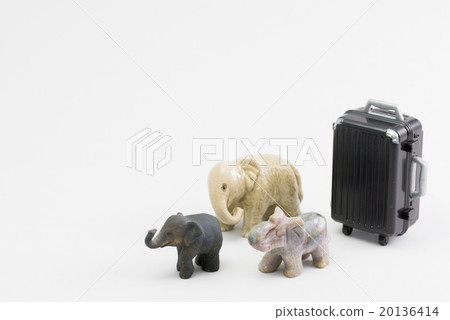 Elephant and suitcase miniature 20136414