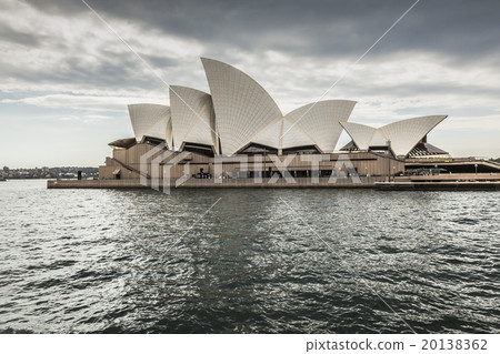 The city of Sydney and the Opera House 20138362