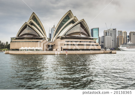 The city of Sydney and the Opera House 20138365