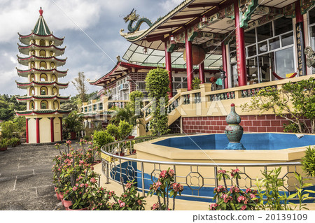 Pagoda and dragon sculpture of the Taoist Temple 20139109