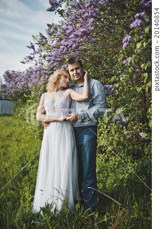 Portraits of a young pair in lilac bushes 3155. 20140854