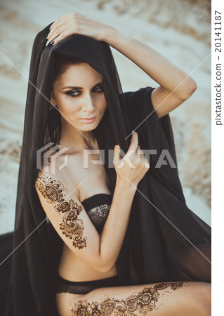 List on a female body mehndi by means of henna  20141187