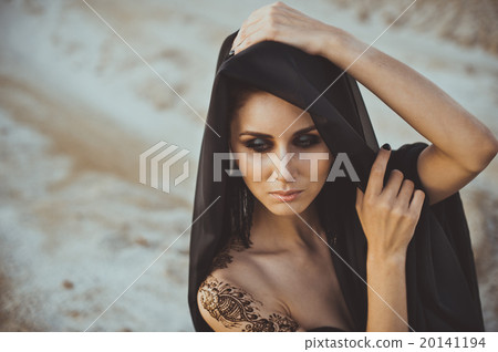 Portrait of the girl with patterns on hands  20141194