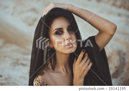 Portrait of the girl with patterns on hands  20141195