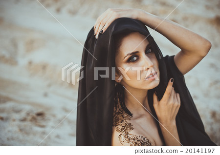 Portrait of the girl with patterns on hands  20141197