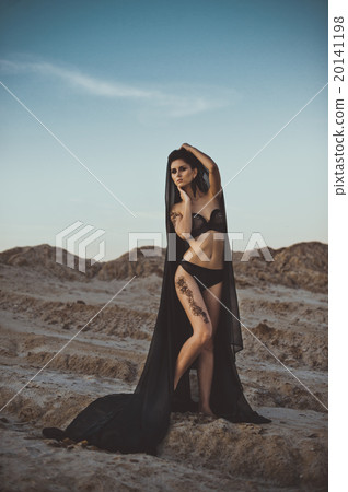 Portrait of the girl with patterns on hands  20141198