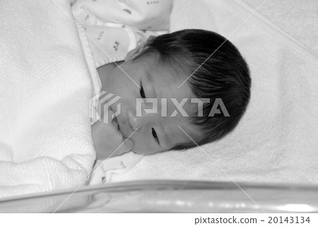 新生兒在醫院病房(男孩) 新生兒在醫院病房(男孩) 20143134