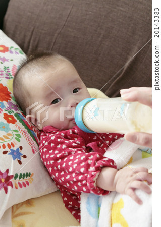Baby drinking milk Vertical position 20143383