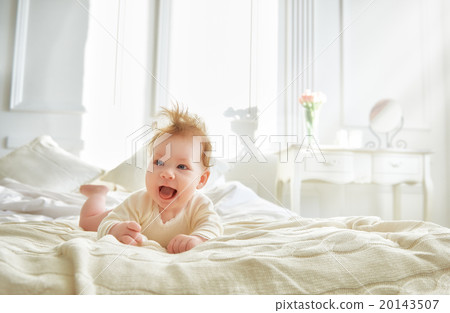 baby girl on the bed baby girl on the bed 20143507