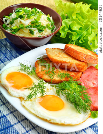 English breakfast, scrambled eggs, toasts, bacon English breakfast, scrambled eggs, toasts, bacon 20144623