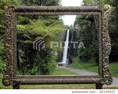 Oakland Suburb - Funua's Otaki and Picture Frame Monument Oakland Suburb - Funua's Otaki and Picture Frame Monument 20144925
