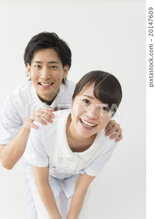 長期護理工作人員以及微笑著依ugg的男人和女人 20147609