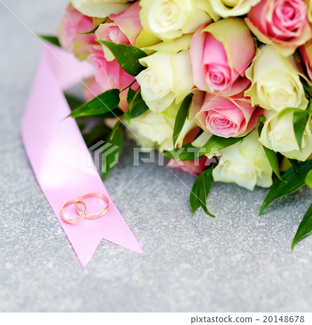 Wedding bouquet and two gold wedding rings 20148678