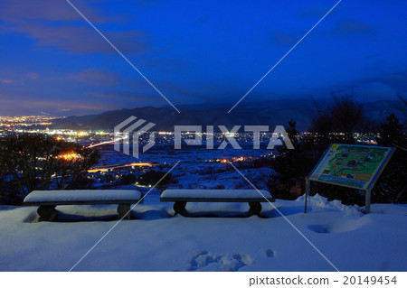Night view of the snowy park and Zenkoji-si 20149454