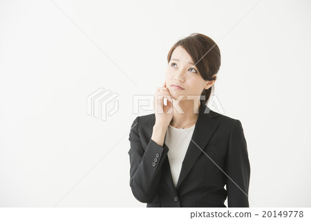 A woman who can hold down his cheeks (suit for 20's) 20149778