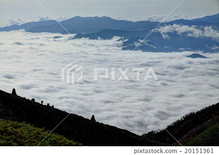 Yatsugatake mountains · Mountains of Ocho Chichibu floating in the sea of clouds from Iwodake 20151361