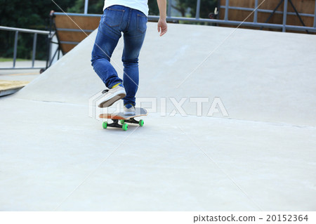 skateboarding legs at skatepark skateboarding legs at skatepark 20152364