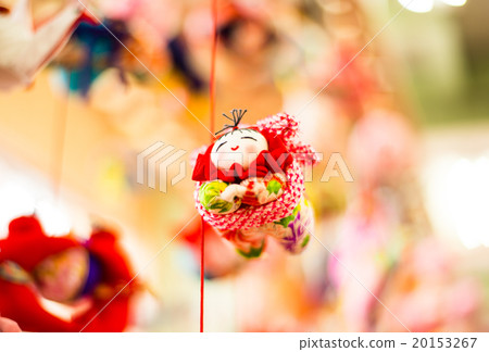 Hanging chicks, one person Hanging chicks, one person 20153267