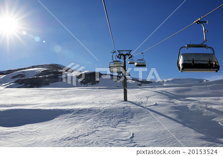 Chair-lift and blue sky with sun 20153524