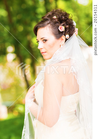 Beautiful bride with fashion wedding hairstyle  20154311