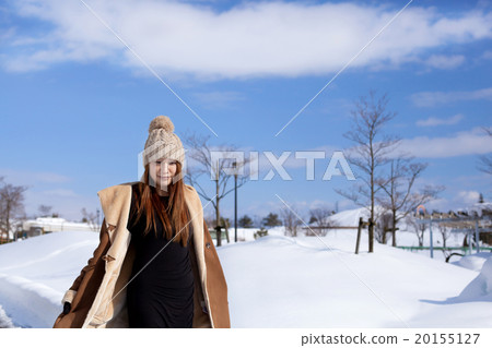 白雪皚皚的風景和時尚的中間女性 白雪皚皚的風景和時尚的中間女性 20155127