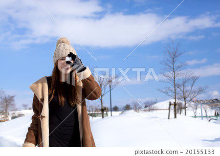 白雪皚皚的風景和時尚的中間女性 白雪皚皚的風景和時尚的中間女性 20155133
