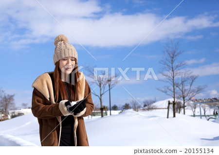 白雪皚皚的風景和時尚的中間女性 白雪皚皚的風景和時尚的中間女性 20155134