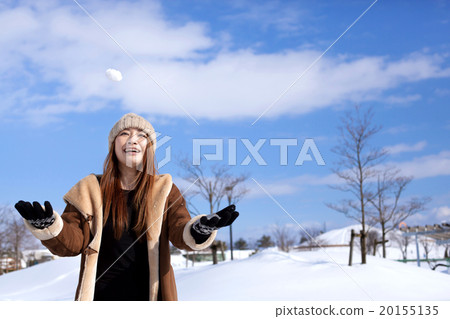 Snowy landscapes and fashionable middle women Snowy landscapes and fashionable middle women 20155135