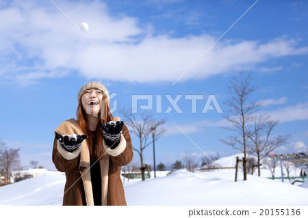Snowy landscapes and fashionable middle women Snowy landscapes and fashionable middle women 20155136